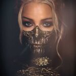 mystiek-fotokunstwerk-la-belleza-de-la-muerte-met-extreme-goud-zwarte-doodshoofd-make-up-op-plexiglas-of-dibond