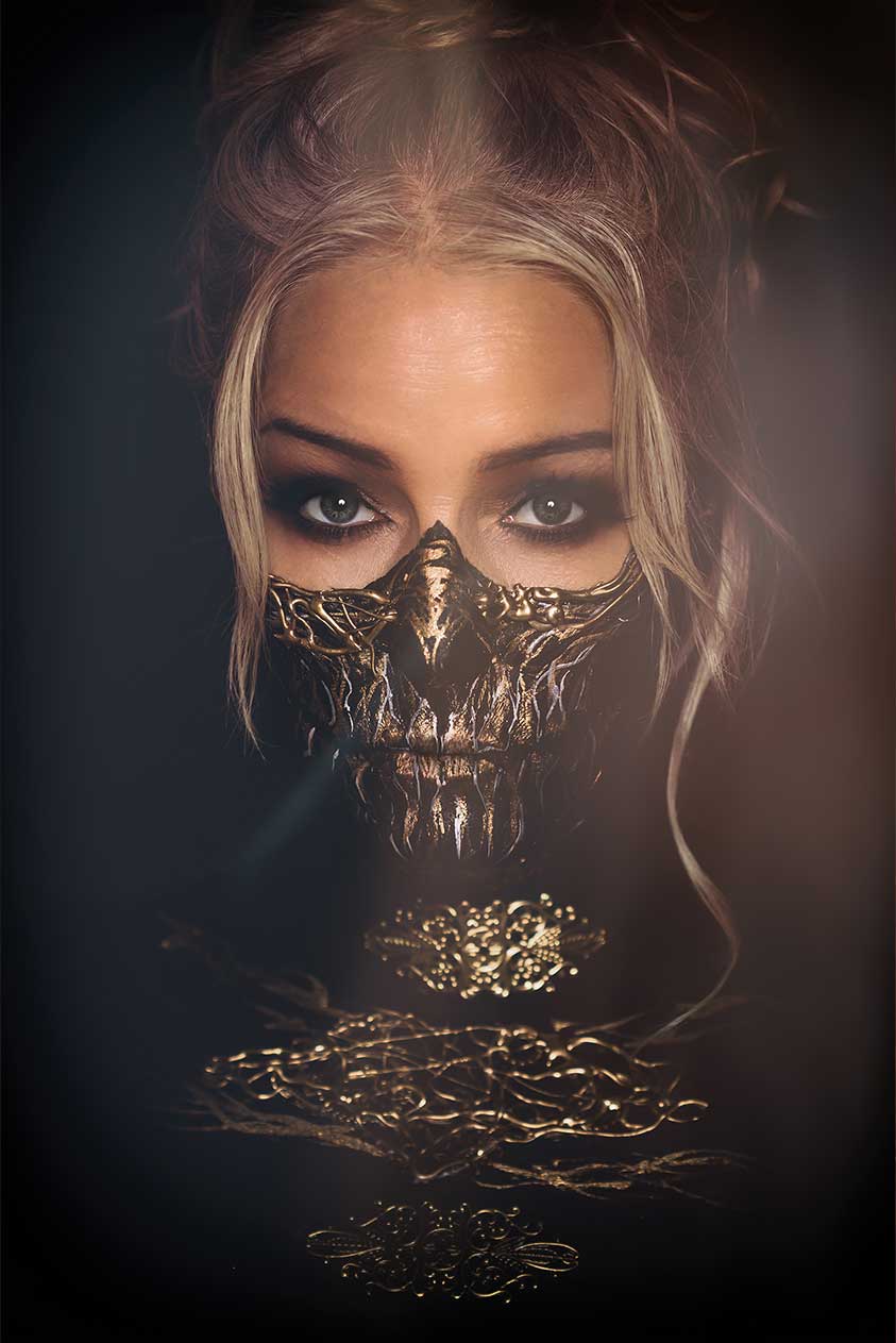 mystiek-fotokunstwerk-la-belleza-de-la-muerte-met-extreme-goud-zwarte-doodshoofd-make-up-op-plexiglas-of-dibond