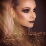 kunstzinnig-portret-van-lady-in-black-and-gold-met-zwarte-make-up-en-gouden-accenten-op-plexiglas-of-dibond