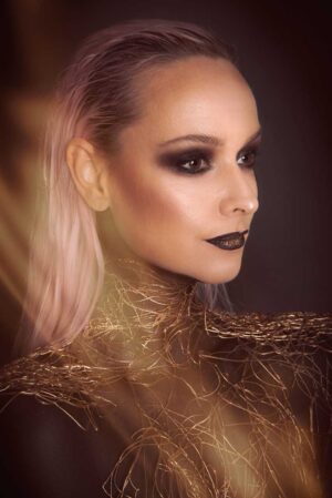 kunstzinnig-portret-van-lady-in-black-and-gold-met-zwarte-make-up-en-gouden-accenten-op-plexiglas-of-dibond