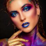 kunstzinnig-portret-van-multicoloured-angela-met-goud-blauw-en-paarse-bodypaint-op-plexiglas-of-dibond
