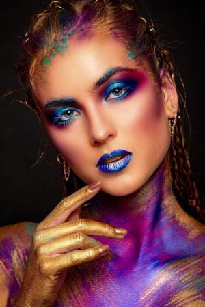 kunstzinnig-portret-van-multicoloured-angela-met-goud-blauw-en-paarse-bodypaint-op-plexiglas-of-dibond