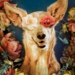 speels-dierenportret-van-een-vrolijke-hond-met-bloemen-op-de-ogen-op-plexiglas-of-dibond