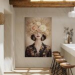 Face Behind the Flowers – vrouwelijk portret met bloemen in beige en goudtinten