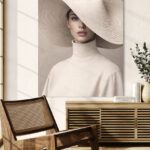 Ivory Thought kunstwerk op plexiglas aan de muur in een modern beige interieur